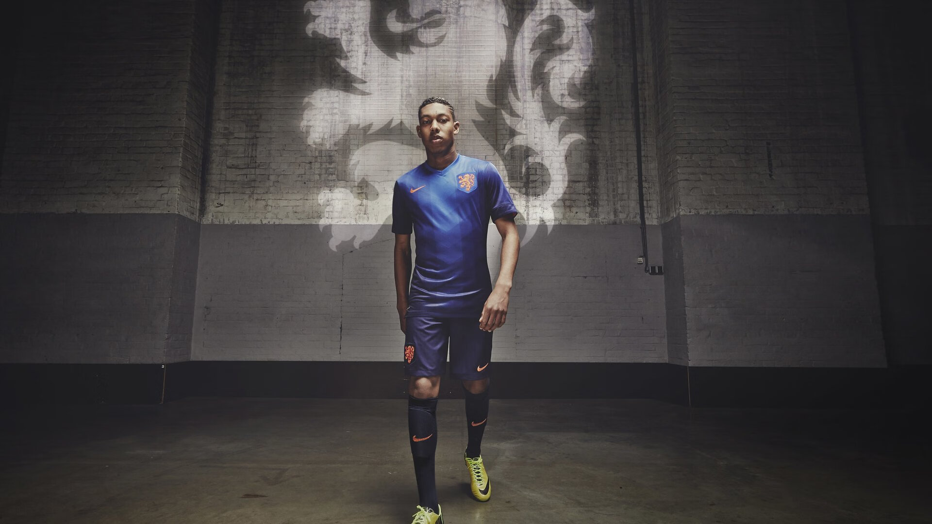 梅西第八次捧起金球奖 阿根廷巨星再创足坛历史